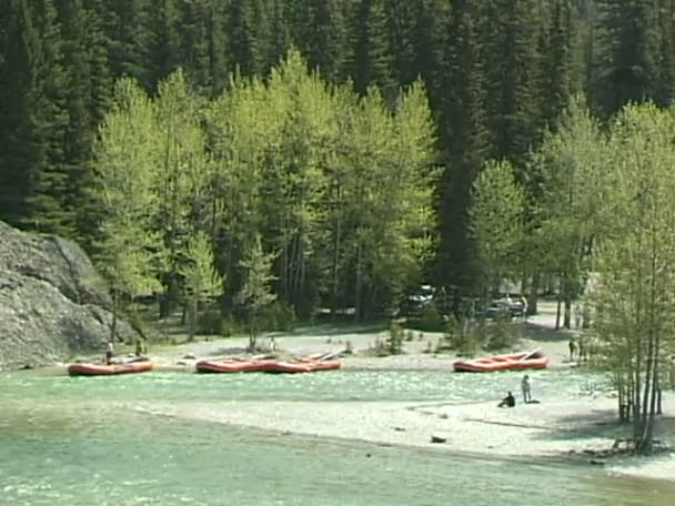 Raft Rides no rio da montanha — Vídeo de Stock