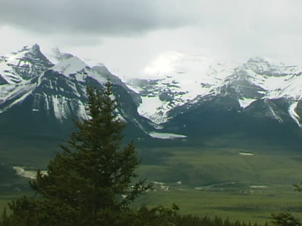 Lago Louise en las montañas nevadas — Vídeos de Stock