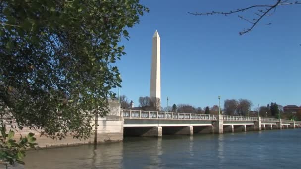 Puente cerca del Monumento a Washington — Vídeo de stock