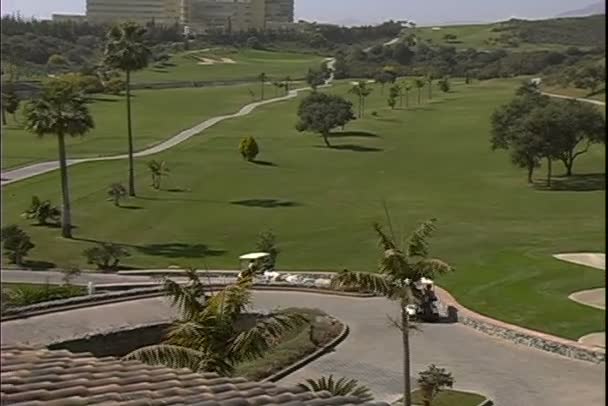 Campo de golfe com jogadores — Vídeo de Stock