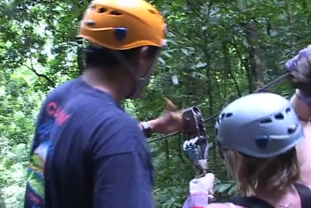 Femme chevauchant sur la corde dans la forêt Séquence Vidéo Libre De Droits