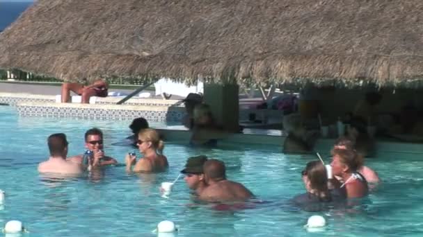 Gente en el bar de la piscina en Cancún — Vídeo de stock