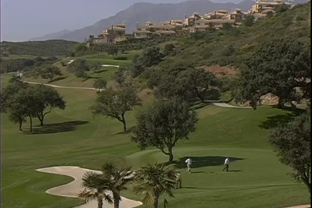 Terrain de golf avec joueurs — Video