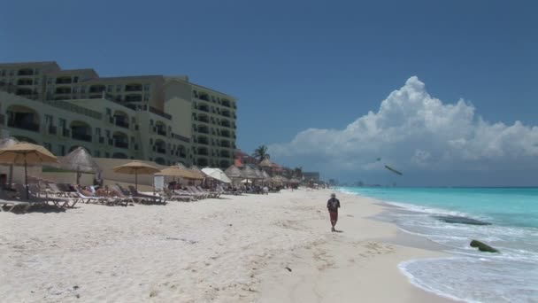 Ludzie w Cancun Resort Beach — Wideo stockowe