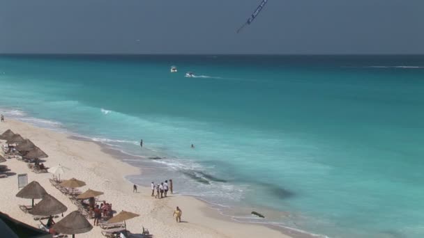 Personas en Cancún Resort Beach — Vídeos de Stock