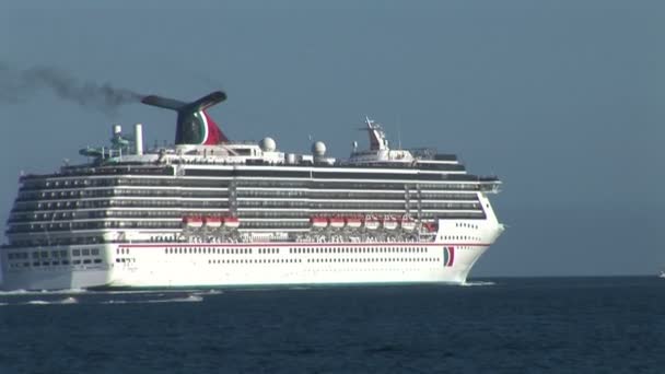 Carnival cruise hajó a tengeren — Stock videók