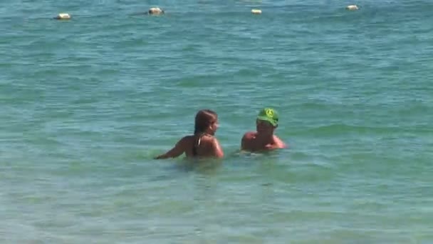 Couple touristique nageant dans l'eau — Video