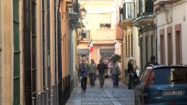 Een kleine backstreet in Cadiz — Stockvideo