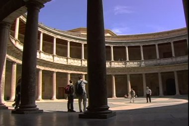 İnsanlarla Sarayı avlu  