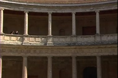 İnsanlarla Sarayı avlu  