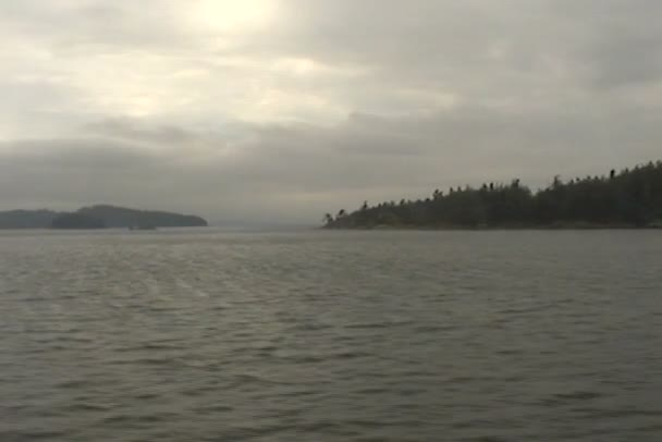 Bateau naviguant sur la rivière en tempête — Video