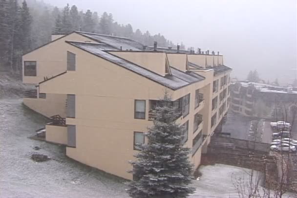 Resort de invierno en clima nevado — Vídeo de stock