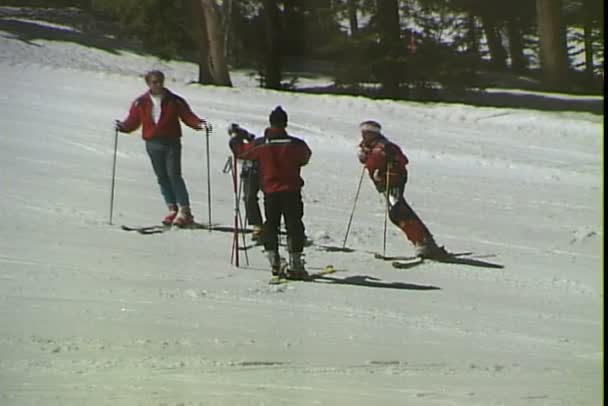Сноубордисты на горнолыжном курорте Таос — стоковое видео