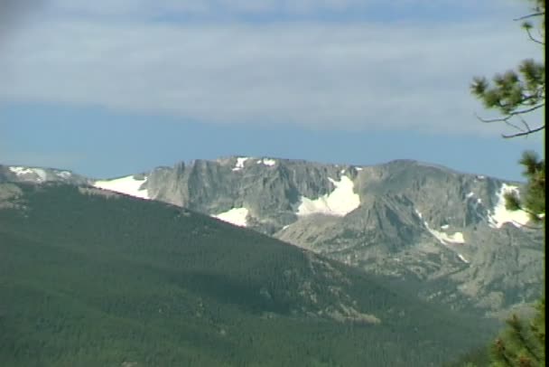 Rocky Mountains Park met sneeuw bergen pieken — Stockvideo