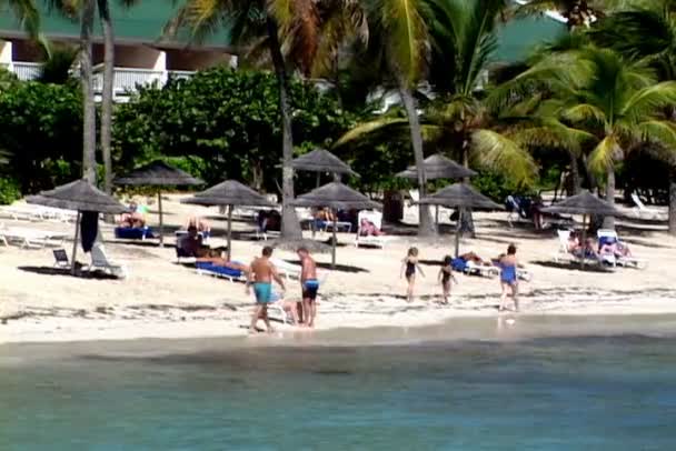 Spiaggia tropicale con persone — Video Stock