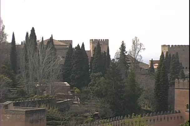 Utsikt över fästningen Alhambra i Granada — Stockvideo