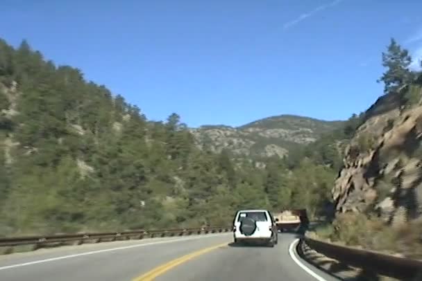 Coches montando en Mountain Road — Vídeo de stock