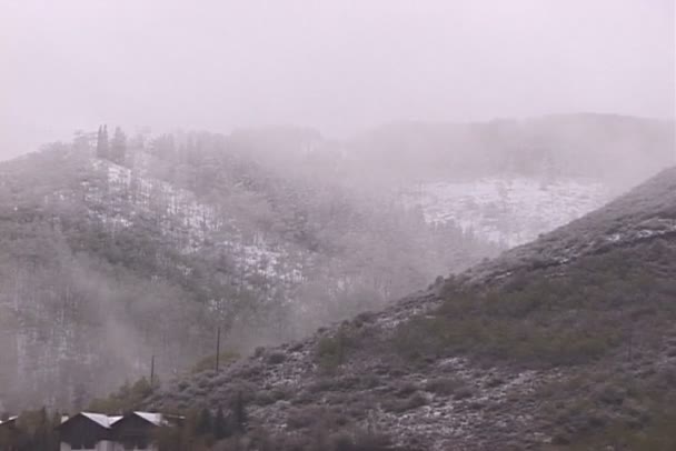 Χειμερινό βουνό ομίχλης — Αρχείο Βίντεο