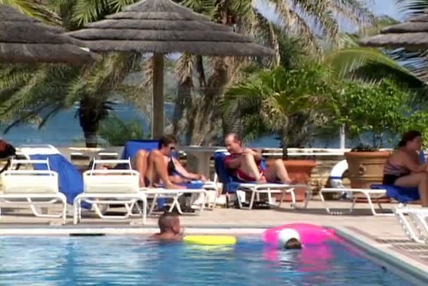 Piscina no hotel — Vídeo de Stock