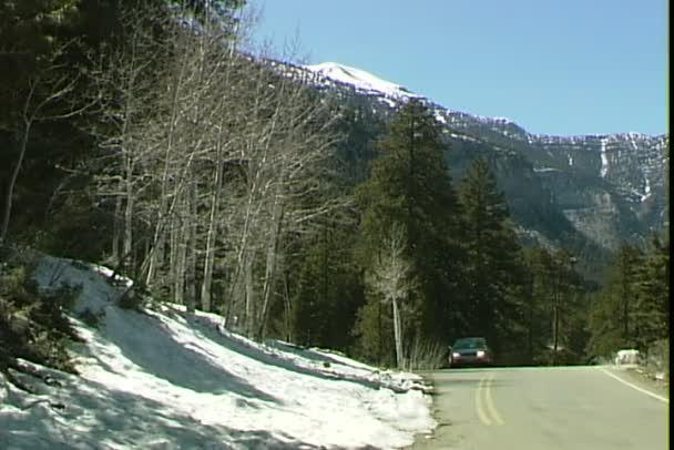 Paseos en coche en Mountain Road — Vídeo de stock