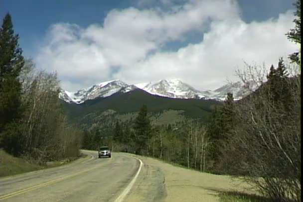 Estrada da montanha com picos nevados — Vídeo de Stock