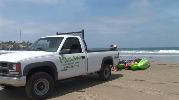 La Jolla plajda kamyon — Stok video