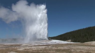 Gayzer Yellowstone Milli Parkı içinde patlar
