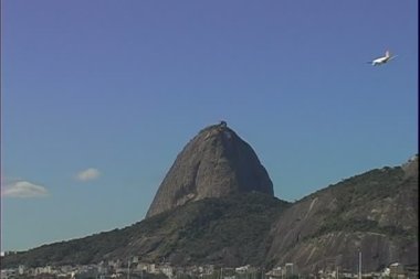 Rio de Janeiro üzerinde uçan jet
