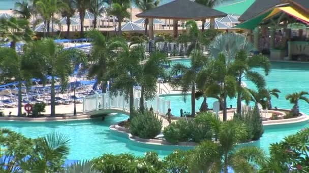 Resort zwembad op Caribbean — Stockvideo