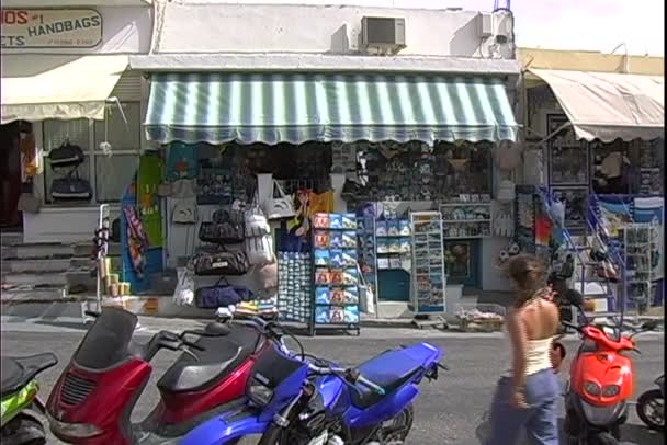 Obchod se suvenýry v Řecku city — Stock video