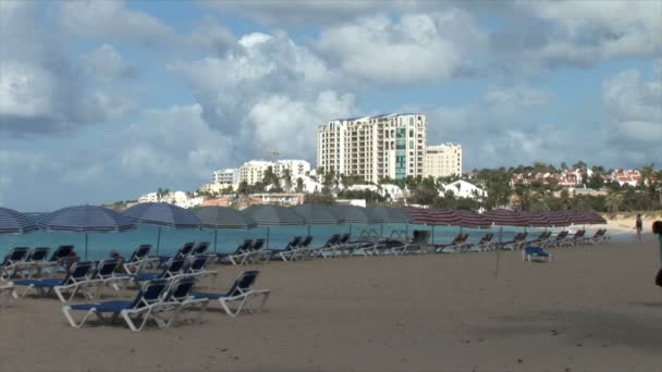 Тропічний пляж зі стільцями — стокове відео