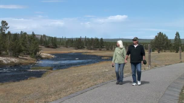 Promenades en couple dans le parc national Yellowstone — Video