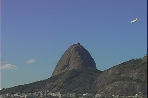Jet flyger över Rio de Janeiro — Stockvideo