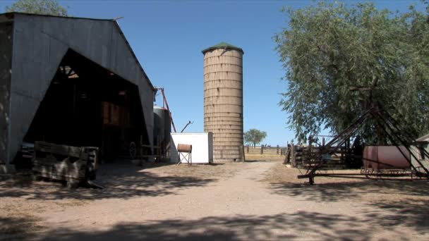 羚羊岛上的农场谷仓 — 图库视频影像