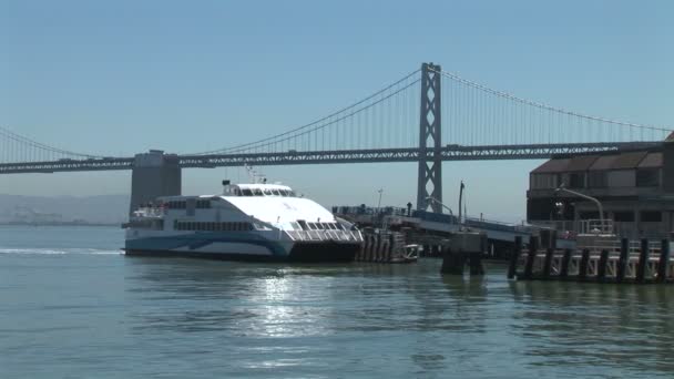 Fähre an der Oakland Bay Bridge — Stockvideo