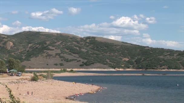 Strand am jordanelle reservoir — Stockvideo