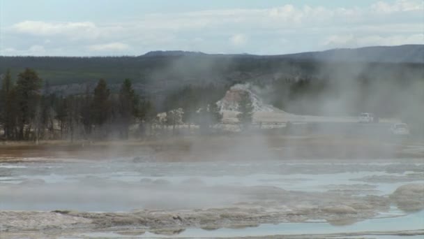 Geysirfeld im Yellowstone-Nationalpark — Stockvideo