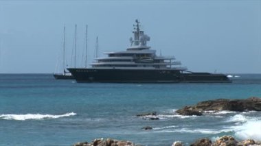 Okyanusta yüzmeye yat