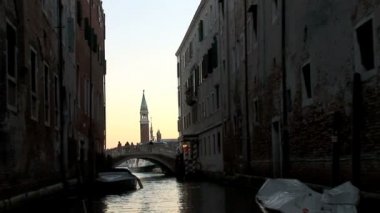 Küçük kanal Grand Canal gider