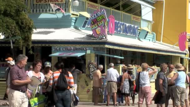 Philipsburg Centro comercial con turistas — Vídeo de stock