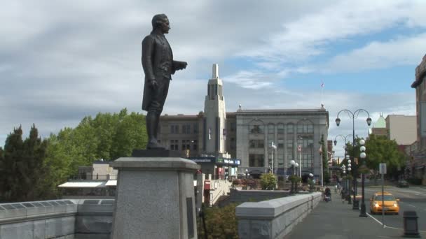 Statua del capitano Cook nella città di Victoria — Video Stock