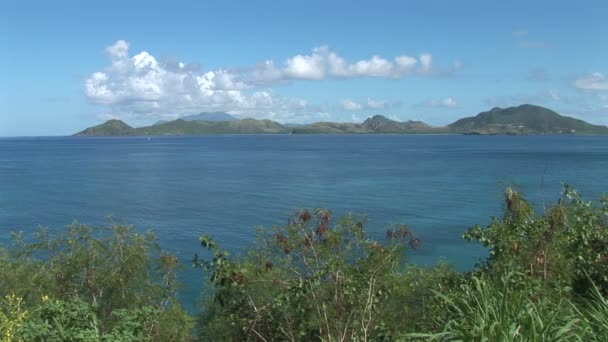 Vista na ilha Nevis da ilha de São Cristóvão — Vídeo de Stock