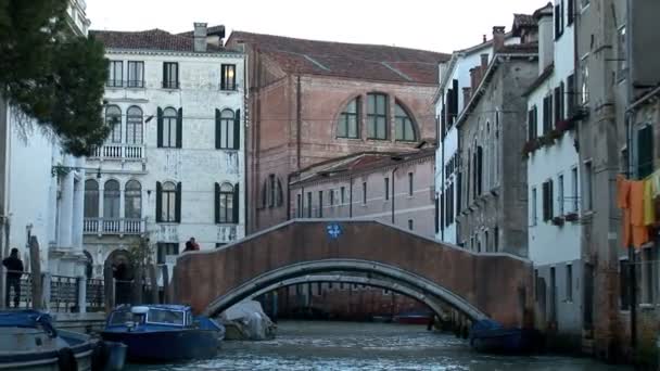 Bateau nageant sous le pont sur le canal — Video