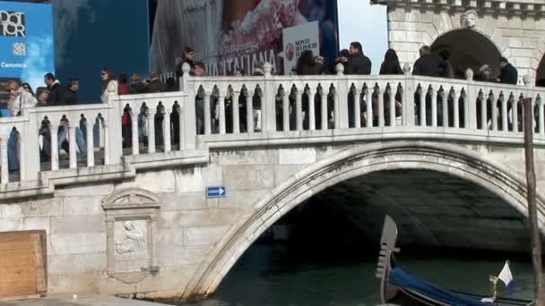 Most u Dóžecí palác v Benátkách — Stock video