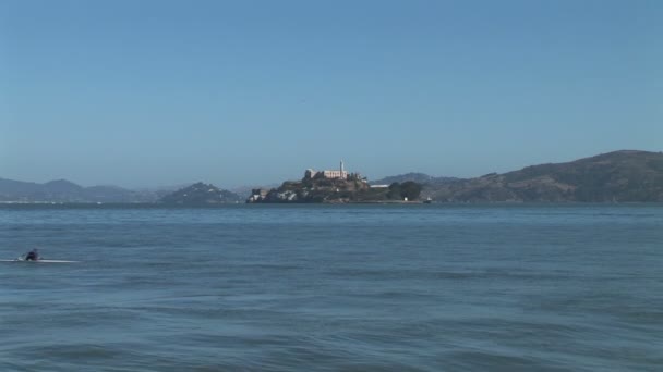 Alcatraz island met de gevangenis in San Francisco — Stockvideo