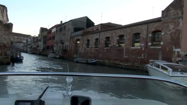 Канал на закате в Венеции — стоковое видео