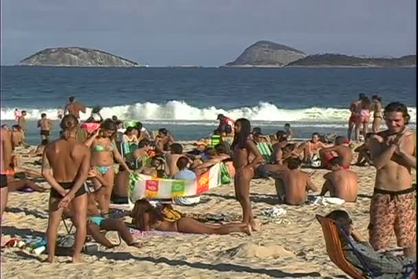 Strand van Ipanema in Rio de Janeiro — Stockvideo