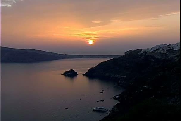Kaldery Santorini o zachodzie słońca w Grecji — Wideo stockowe