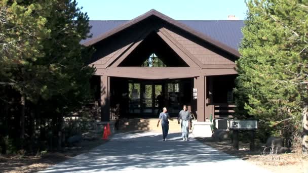 Bezoekerscentrum in Yellowstone Lake — Stockvideo