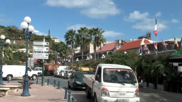 Marigot şehirde trafik — Stok video